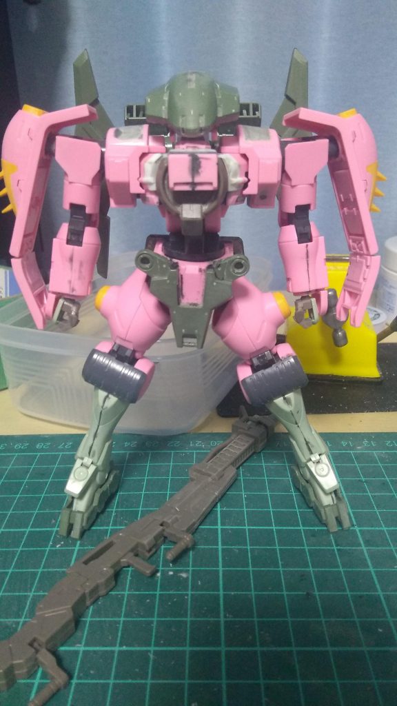 パソコンに取り込んでpeint.netで塗装検証しようとした時の写真です。その後はサフを吹かずに(シンナー駄目なので)、ターナーミルクペイントのマルチプライマーを全体に筆塗りし、塗装に入りました。