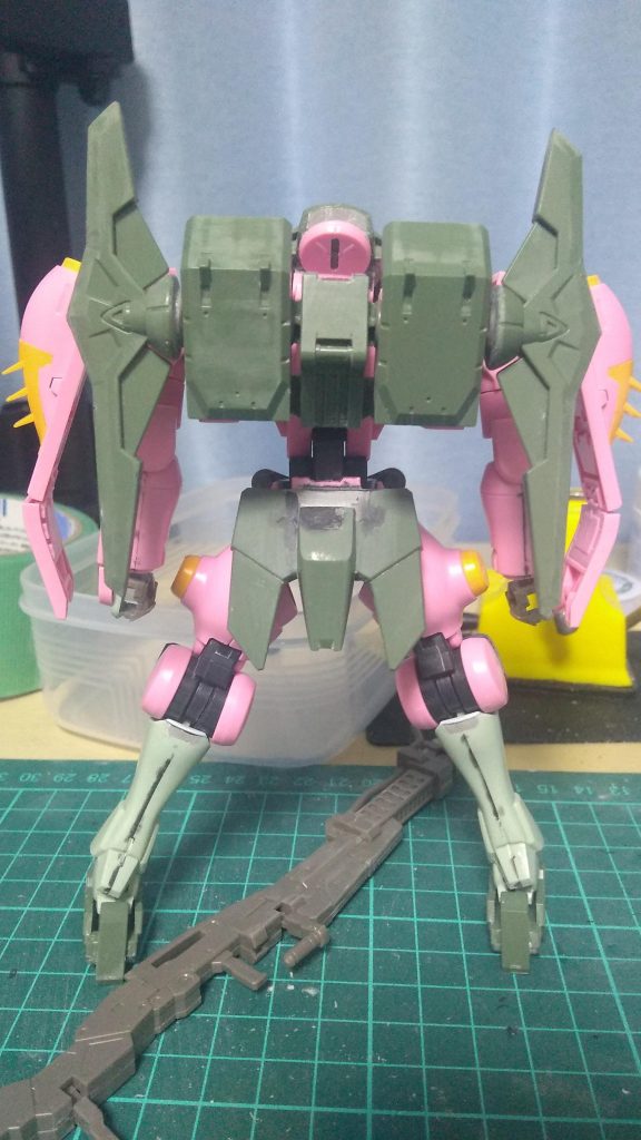 バックパックは塗装後エポキシ接着剤で接着しました。