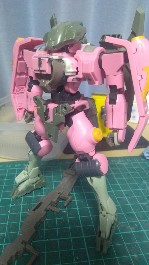 グレーはエポパテ、白はプラ版、黒は黒い瞬間接着剤です。余談ですが、腕の部分の瞬着は組み立て中に割れてしまったので、今後はプラモ用セメント系接着剤を使おうと思います。