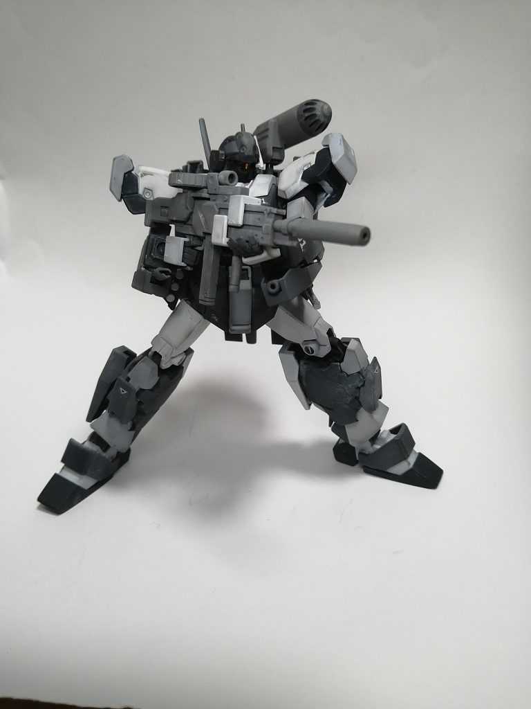 切り換え式ビームライフルビームと実弾、両方が使用可能なライフル。実弾のマガジンは上部、ビームは下部に装備されている。このライフルはジオン残党軍のゼ・ズールを参考にされたそう。・アメザクの余剰と何かの関節パーツをライフルに接着しました。