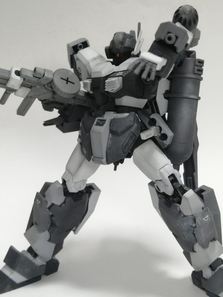 腕部ヘビーライフル/マシンガン機体の両腕に装備されている武装、右にはヘビーライフル、左にはマシンガンを装備。どちらも実弾である。・ケルディムのシールドビットにEzー8のライフル、バルバトス第6の腕部のライフル(?)を取り付けました。