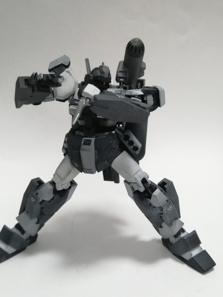 コンバットナイフ/ハンドグレネード水中での取り回しに優れ、ビームコーティングが施されたナイフ。元機体と同型とグレネード。ただナイフを装備しているため、数は6個から3個に減少している。・ストライクのアーマーシュナイダーそのままです。