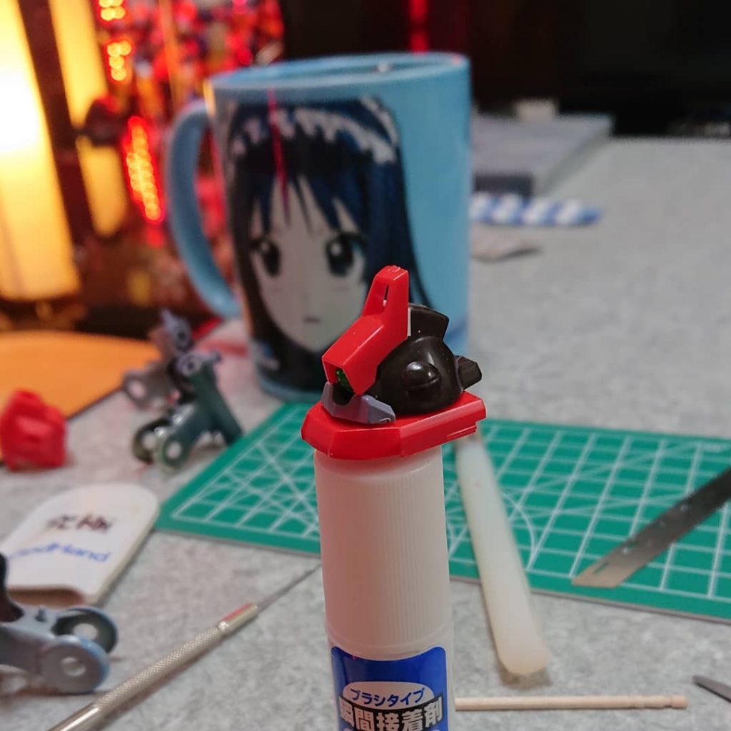 ひさしが前に来るようにプラ板を貼り、モノアイを奥へと移動。モノアイにはメタルパーツをつけました。