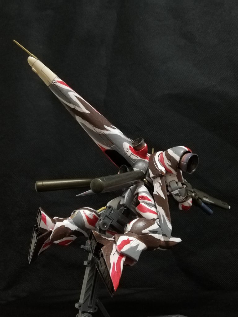 このキットのウィークポイントの足裏は黒塗りで処理(サボりとも言う)