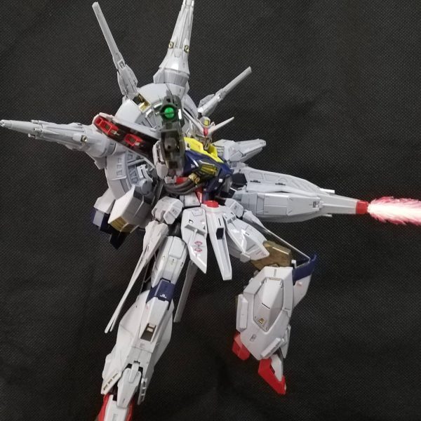 MGプロヴィデンスガンダムです。基本素組み、部分塗装くらいですが元が良いので十分満足な感じですね！