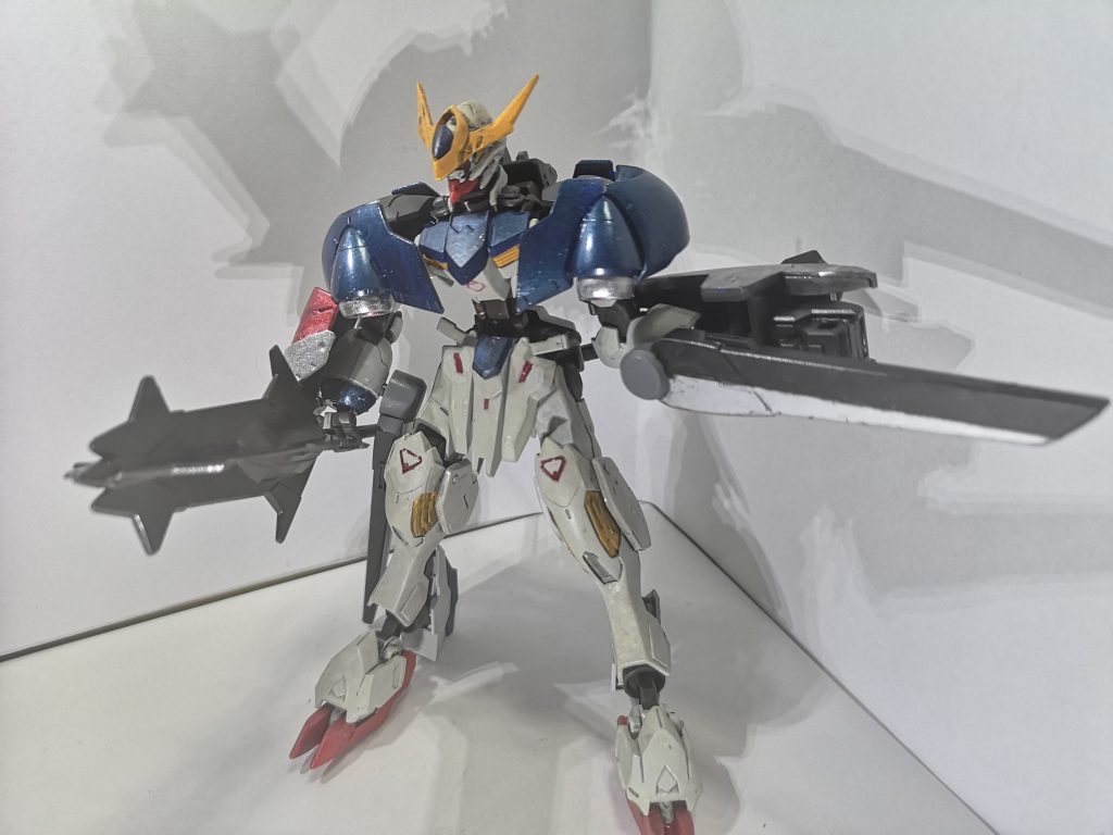 武装解説特殊兵装として腕部に大型レールガンを装備。砲下部に刀身を内蔵することでインファイトでの牽制と視覚外からの攻撃、銃口を回転させ後方への射撃と汎用性の高い武装に仕上げている。マニピュレーターを使用しないため疑似4刀流も可能。