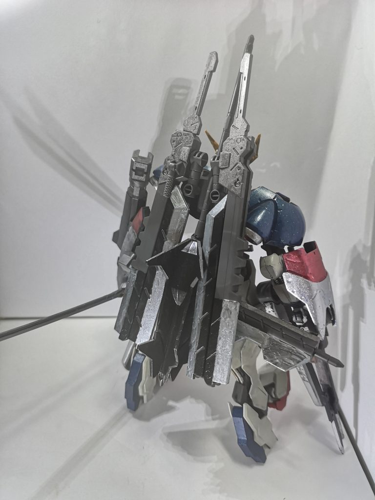 素立ち&バックショット基本ミキシングと全塗装のみで仕上げ、携行武装の兼ね合いでサイドスカートをオミットしています。それぞれの刀身の塗りを変え、精製の差や使用感を表現したかった……