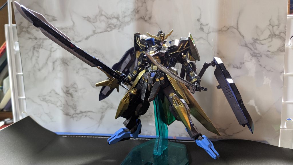 対ＭＡ用大型太刀と刀ハシュマル等の大型ＭＡに対抗するための実態刀で本機専用装備である刀の方は主にＭSに使用するどちらもレアアロイ製