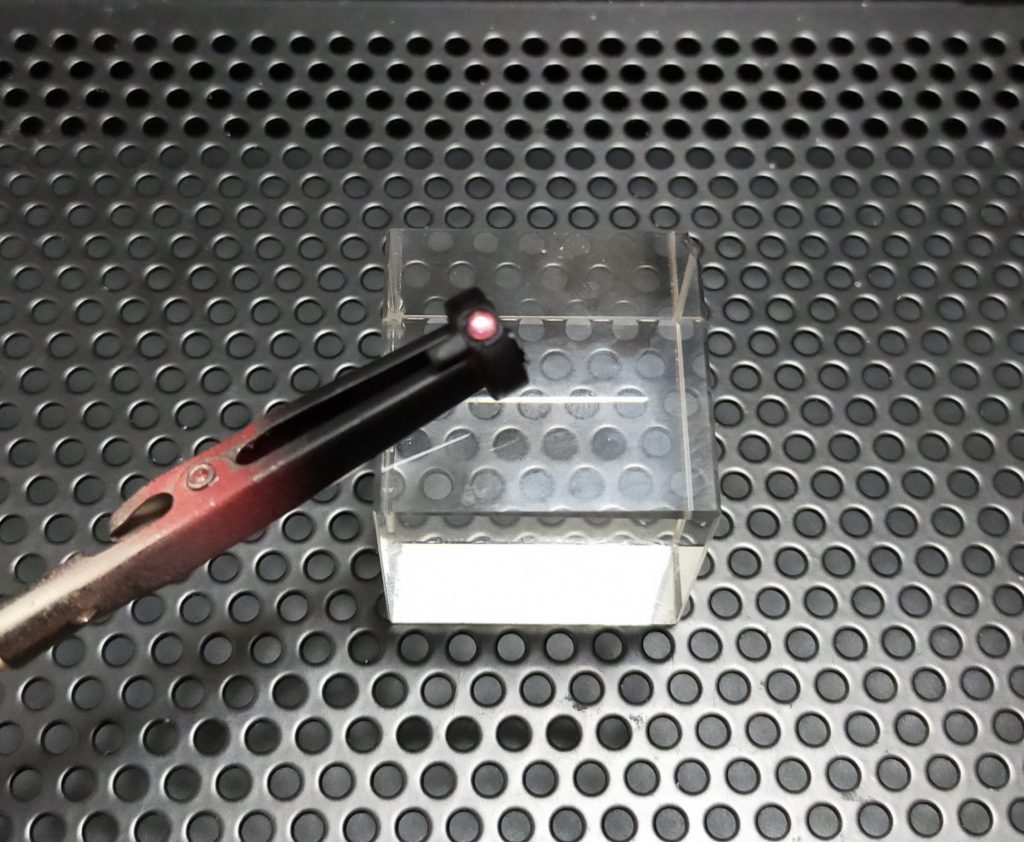 モノアイレールを開口して、レンズ埋め込んだ状態です。