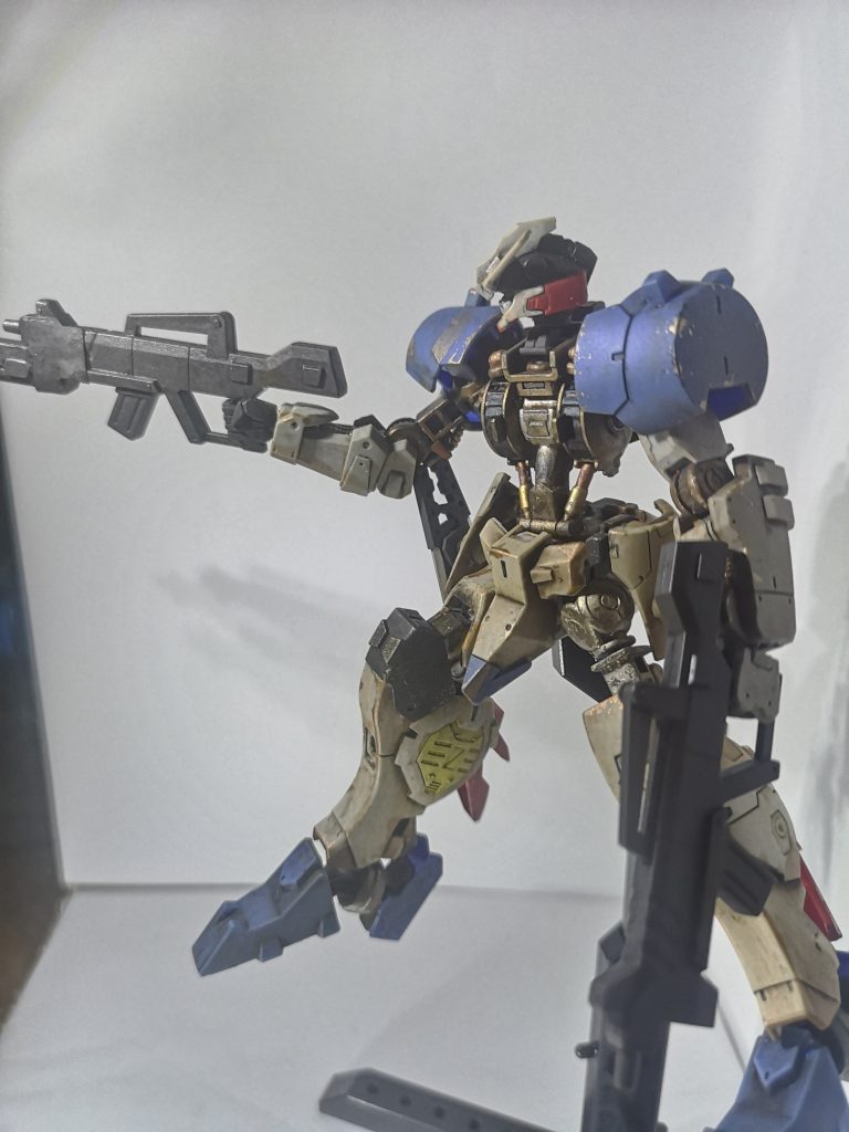 バルバトスの余剰パーツで組まれた支援機という設定です。そのため余剰がない部位はむき出しになっています。