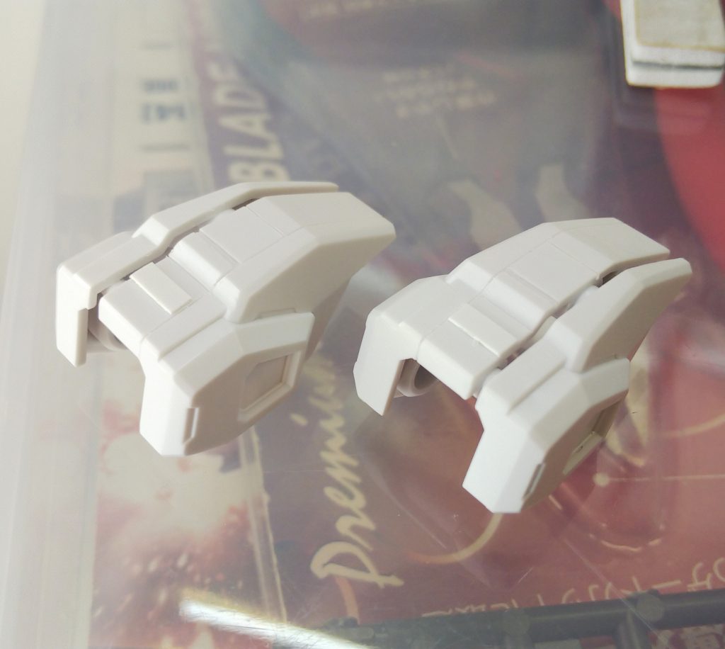 肩は古いタイプの挟み込みプラ摩擦接続なので保持力低下がいやなのでモールド追加で処理今回はチンガードの小型化とドッズライフルのショートバレル化だけしかしてません 