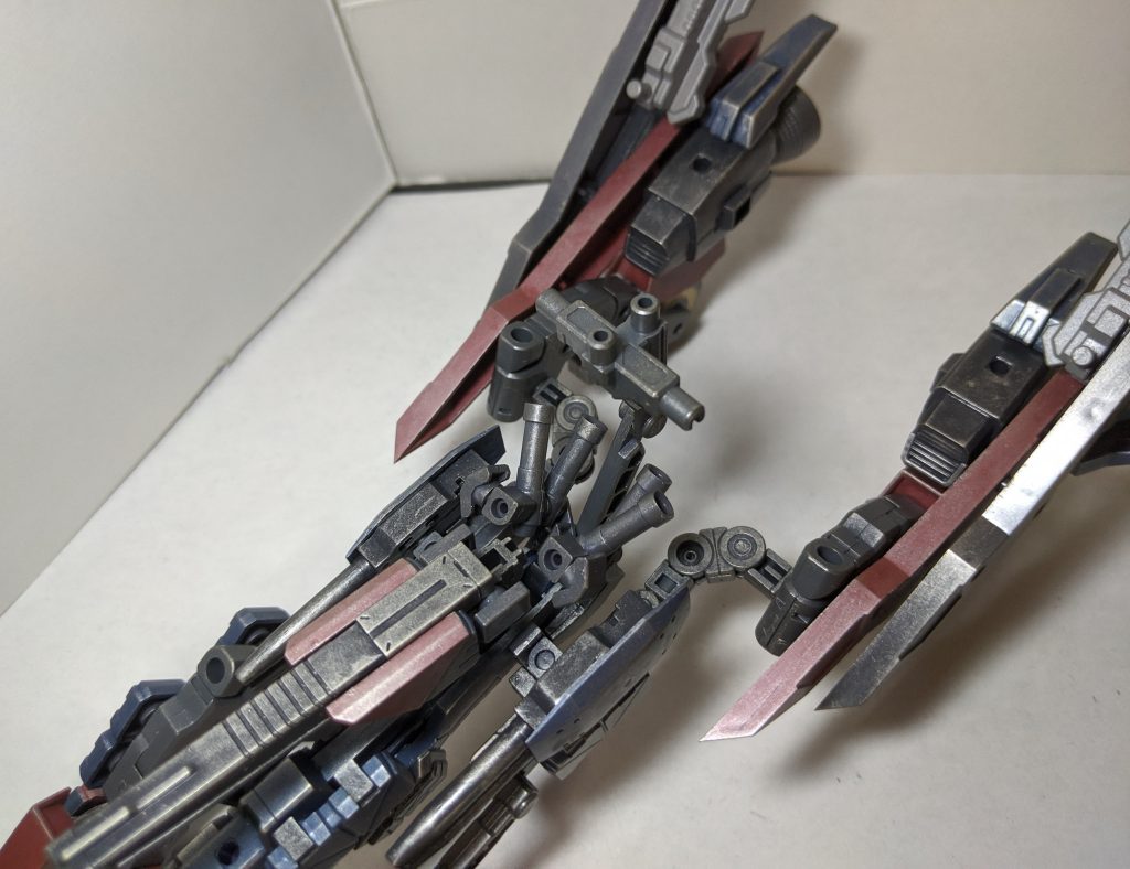 「各部に搭載されているハードポイントの他に、車体後部にはワイルドポジションと呼ばれるジョイントが装備されている、これはガンアームズなどの自作機体と一部装備をする為に用意されたジョイントで、ここにガンアームズのアームズウェポンを装備させる事により」