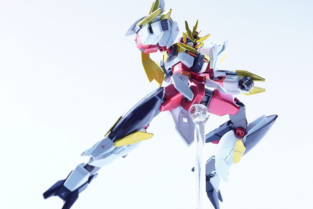こうまでガンダムっぽくなくなるもんか!と感心してしまいます。ポージングして遊んでたら素立ちの写真を撮り忘れる始末。それぐらい可動も優秀で、なおかつ動かしたくなるキットですね。