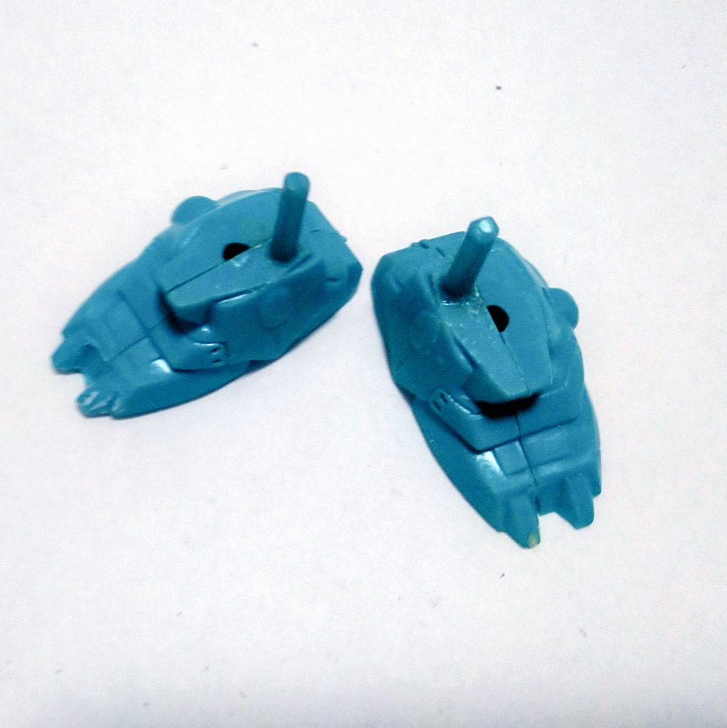 足を大きく開けるように接続ピンを内側へ移動。