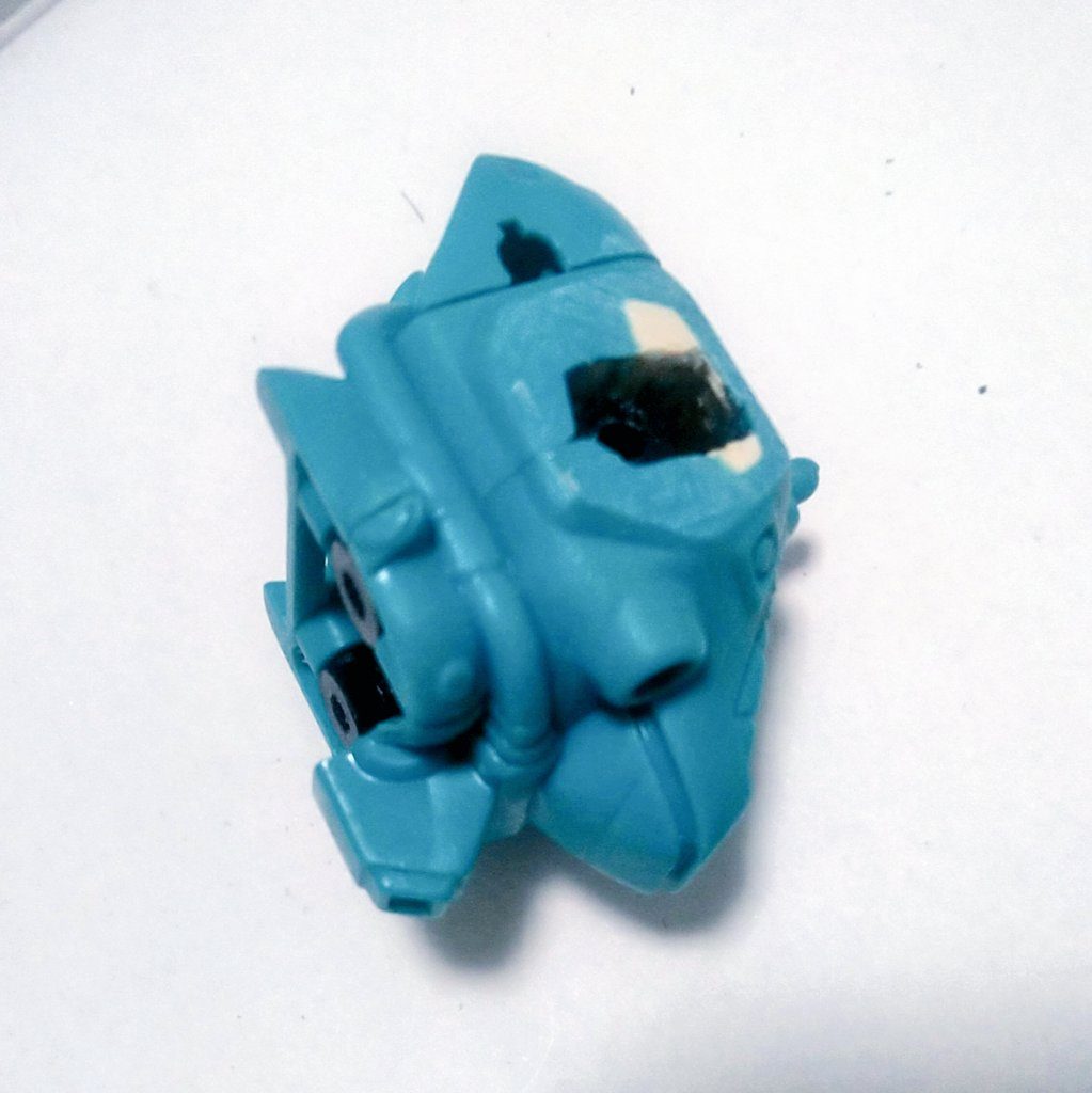 肩幅を詰めるためパーツ裏をパテで補強した後、胸の横面を斜めに削り…