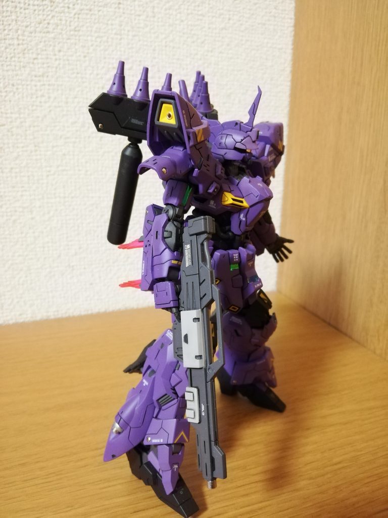 サイド2ライフルの銃口もメタルパーツに変更膝部とアンクルガードは良くスジボリできたかなと思います