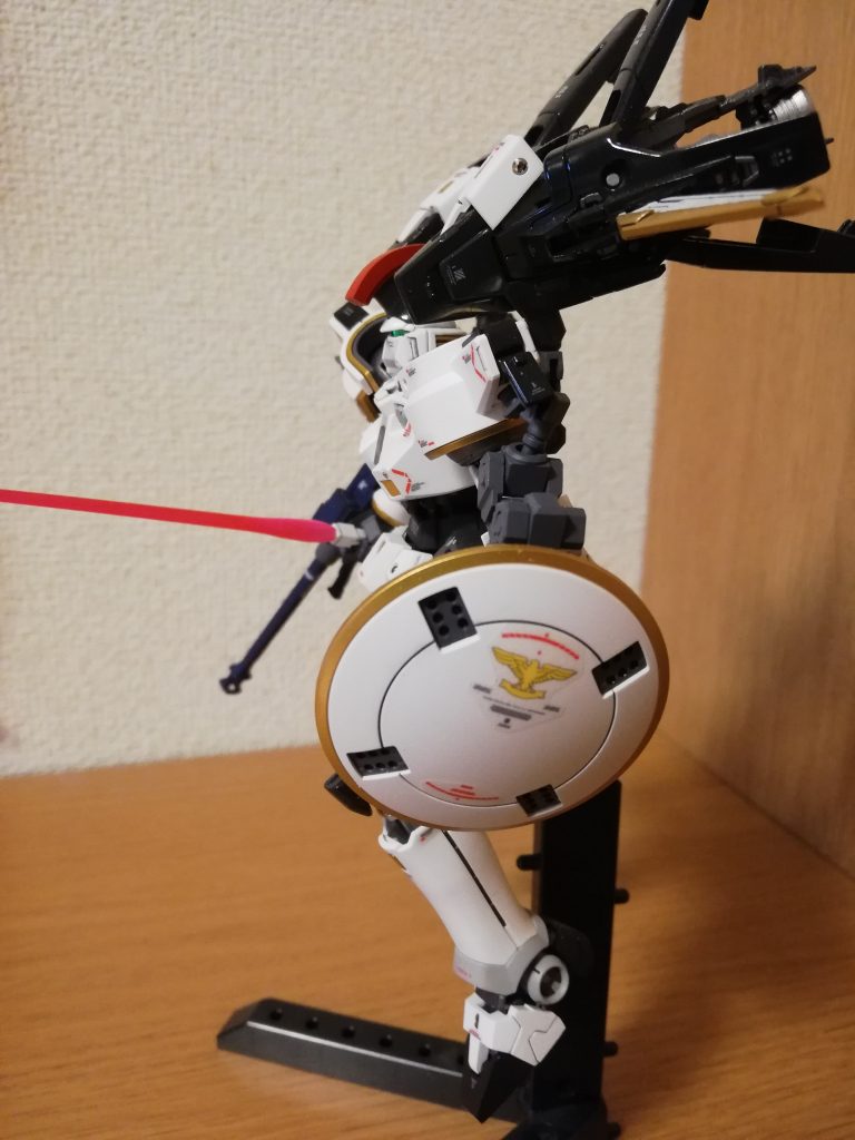 サイド　シールド付属のシールがカッコいいですしかしシールは厚いしクリアーを複数回を吹きましたが段差は無くならないのが残念スミイレは黒でなくグレーで行ってます