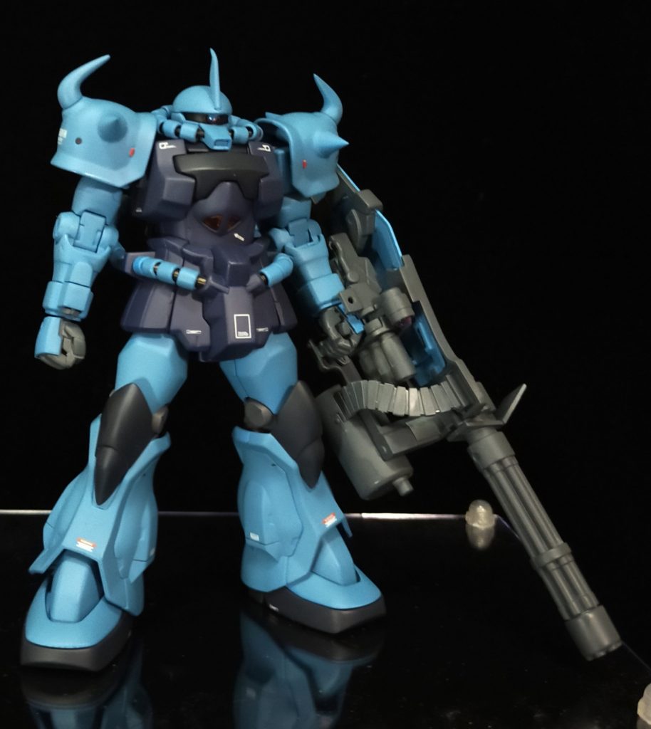 基本工作と合わせて下記を行っています・腰部と頭部の動力パイプをハイキューパーツのスプリングとコトブキヤのモビルパイプに置き換えしています(部分的に真鍮線も通して)・肩スパイクをカットソーで切り落とし、コトブキヤのスパイクに置き換えて鋭くしていますまた肩の合わせ目は消しています・頭部ブレードをシャープ化・首を0.5mm延長・モノアイレールを開口してVCドーム3を埋め込んでいます・武器センサー部にもVCドームを取付け