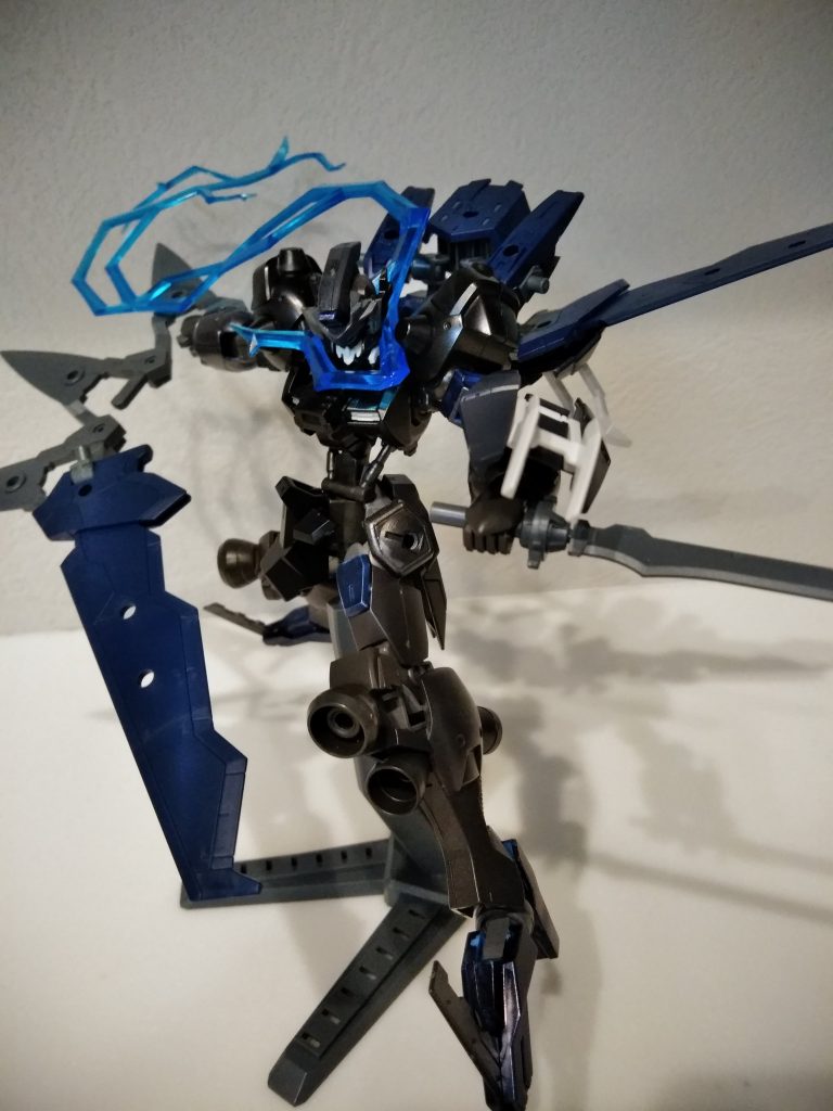 電雷激刃・青蛇腹刀のような超大型武器!エネルギーマフラーと片翼でバランスをとり飛翔する!