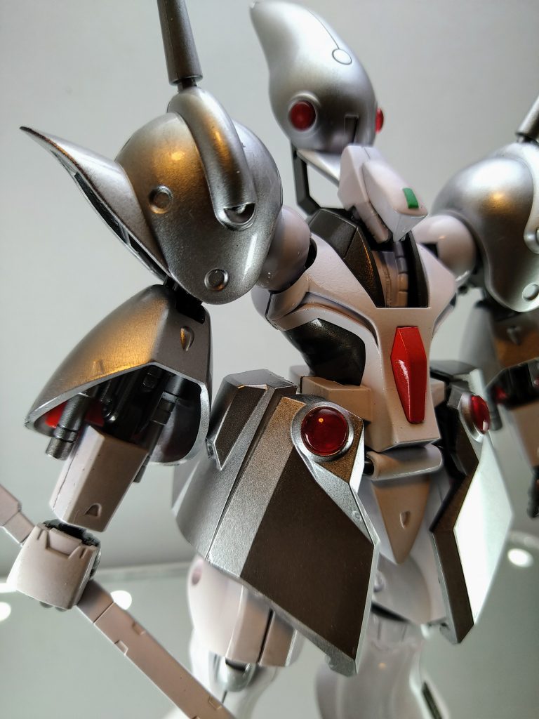 改修箇所頭部 顎を切り取り、内部にフェイスを新造。胸部 段落ち処理腕部 合わせ目消し、後ハメ、段落ち処理、ビームサーベル開口脚部 段落ち処理塗装 クレオス(C)ガイアノーツ(G)白 ベースグレー→Ex-ホワイト(G)x2銀1 Ex-ブラック(G)→ステンレスシルバー(G)銀2 Ex-ブラック(G)→Ex-シルバー(G)黒 Ex-ブラック(G)+スターブライトシルバー(G)赤 Ex-ホワイト(G)x2→プレミアムレッド(G)緑 エメラルドグリーン(G)トップコート スーパークリアーⅢUVカット(C)