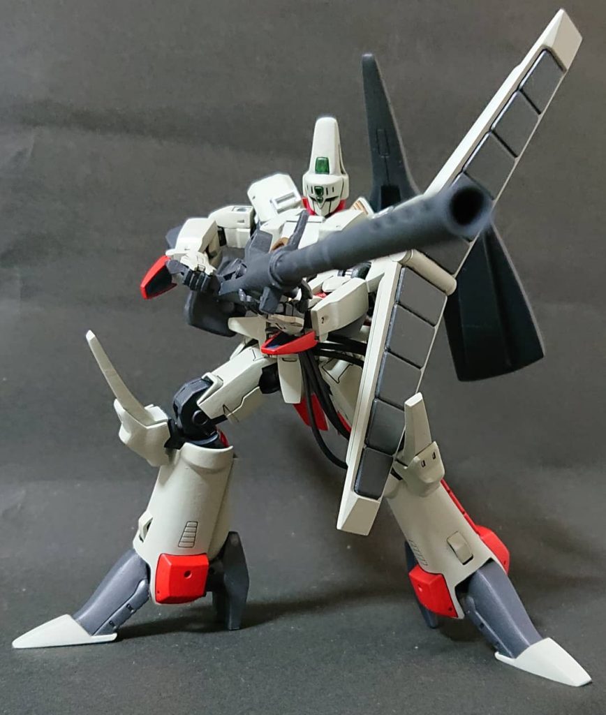 スタイル重視で作ったため、変形も出来なければ稼働域もそんなに広くありません。