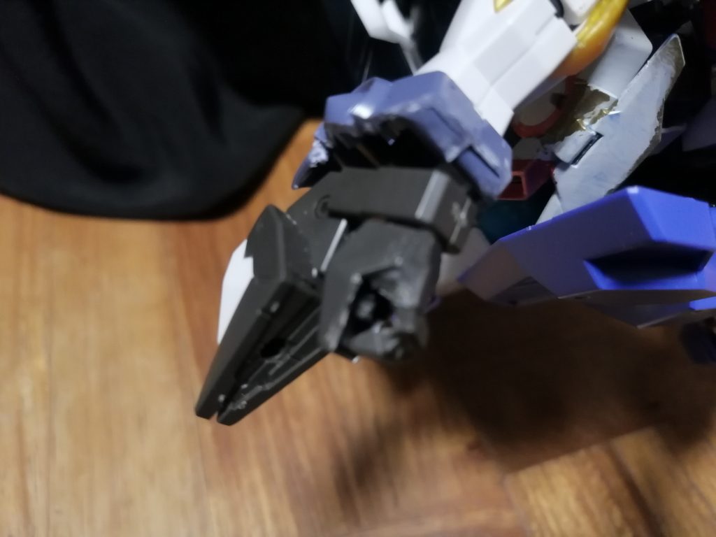 拳に武器を持たせられるように穴を開けてます　まあ雑ですが