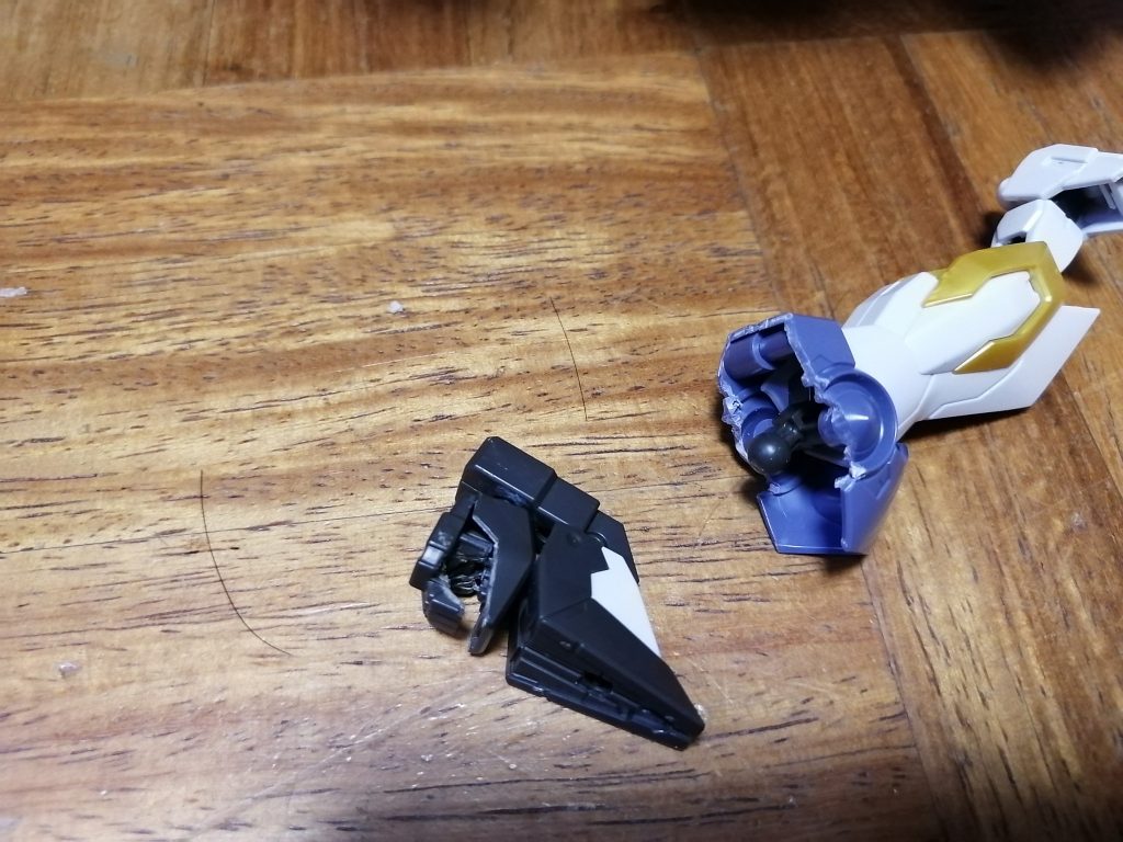 拳が回転できるように切ってます　まあ雑ですが