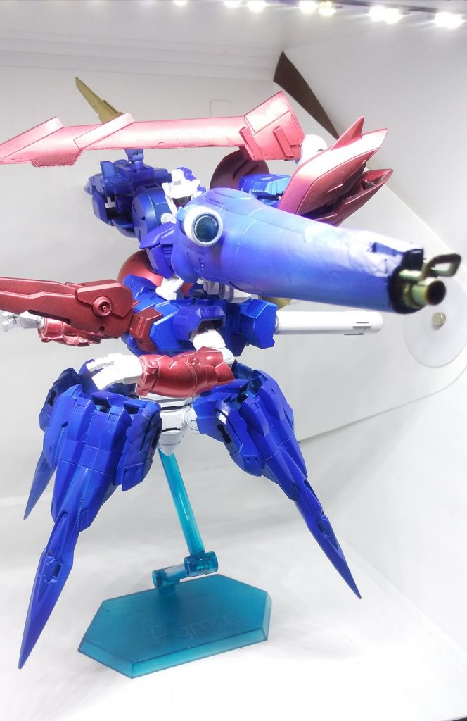 右腕でエネルギーをチャージして頭部でスコープして左腕でねらいうちこうげきレーザー。皆さん、もうお分かりですね。元ネタはメダロットnaviに出てくるLZD型メダロット、サイドワイズ君です。まあ色勘違いして塗っちゃったんですけどね。緑だったなー……レーザーしか撃てず、膨大なエネルギー(AP)とかなりのメダル熟練度及びレベルを要求する正しくロマンロボですね。頭おかしいです。まあだからこそ好きなんですけどね。