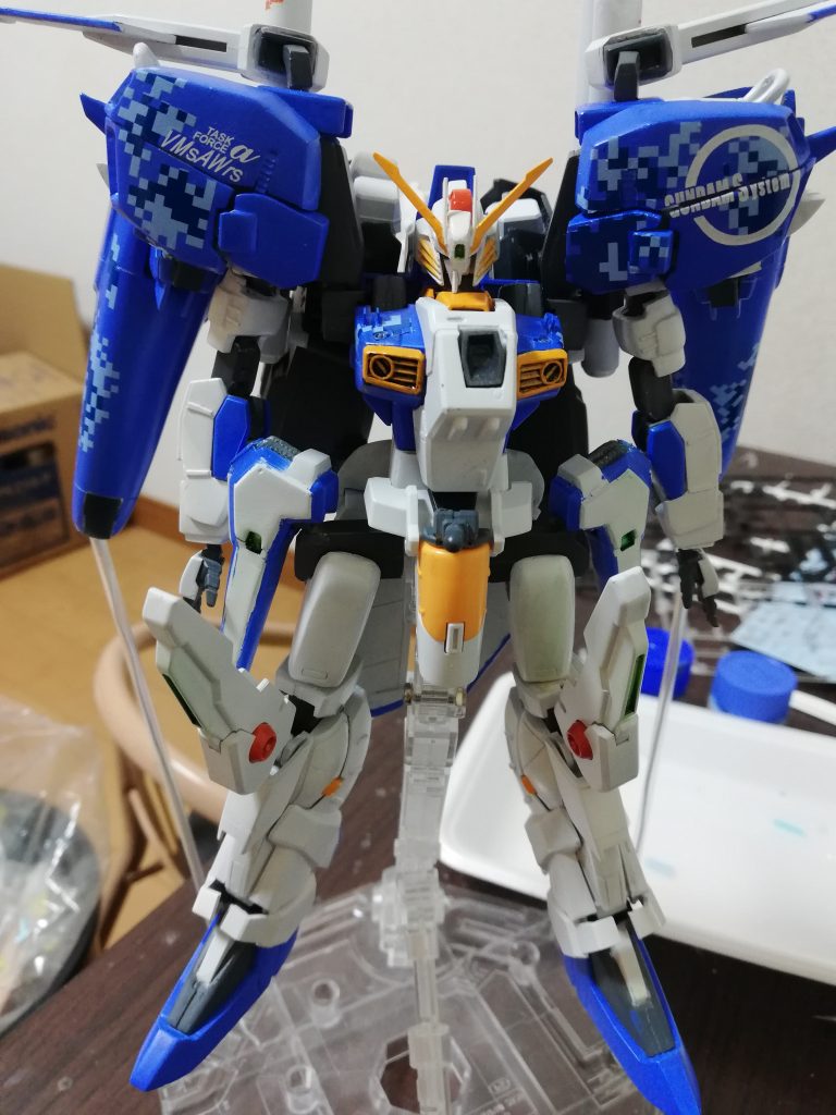 肩や胸のブルーの部分にデジタルカムフラージュ迷彩を施しています。