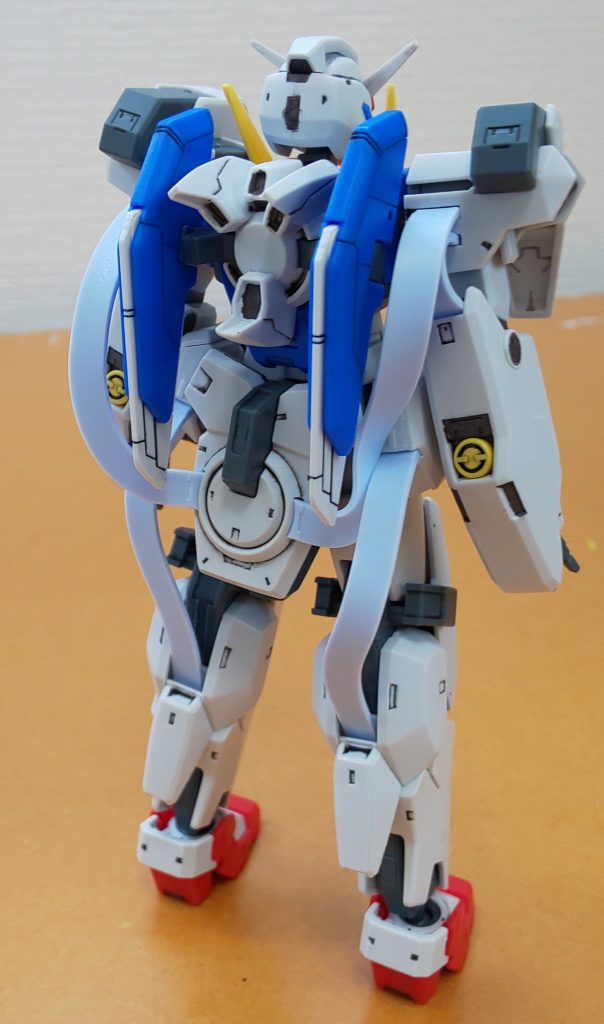フロントとバック。萌え袖っぽい腕の装甲と小さめの足、柔和なフェイスパーツが女の子っぽさを感じさせます。背面は粒子供給コードで少しごちゃってますが意外と動きます。さすがバンダイ。