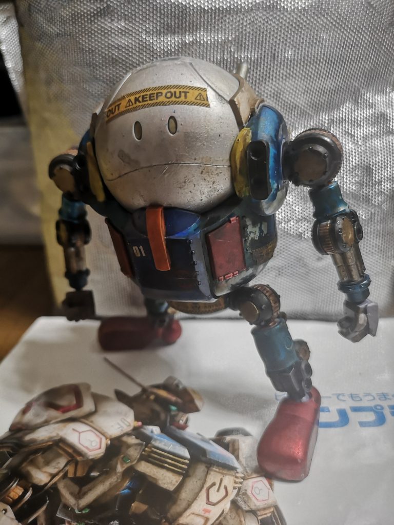 子供が作って遊んでいたというテーマなので塗りムラと塗り残しをあえて残し、胴体に剥げを作っています。