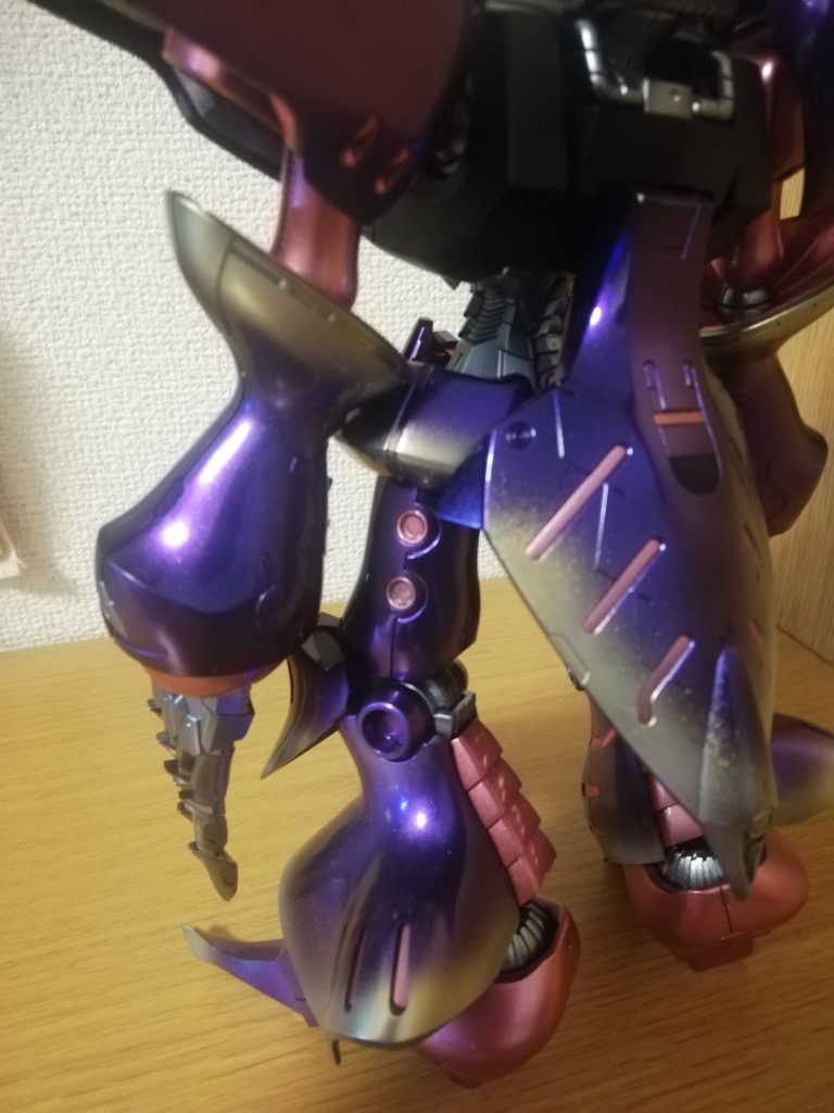 バック2クリスタルカラートパーズゴールドでグラデーションしましたちゃんとマスキングしないで塗装したから他の部分に金の粒がちらちら…