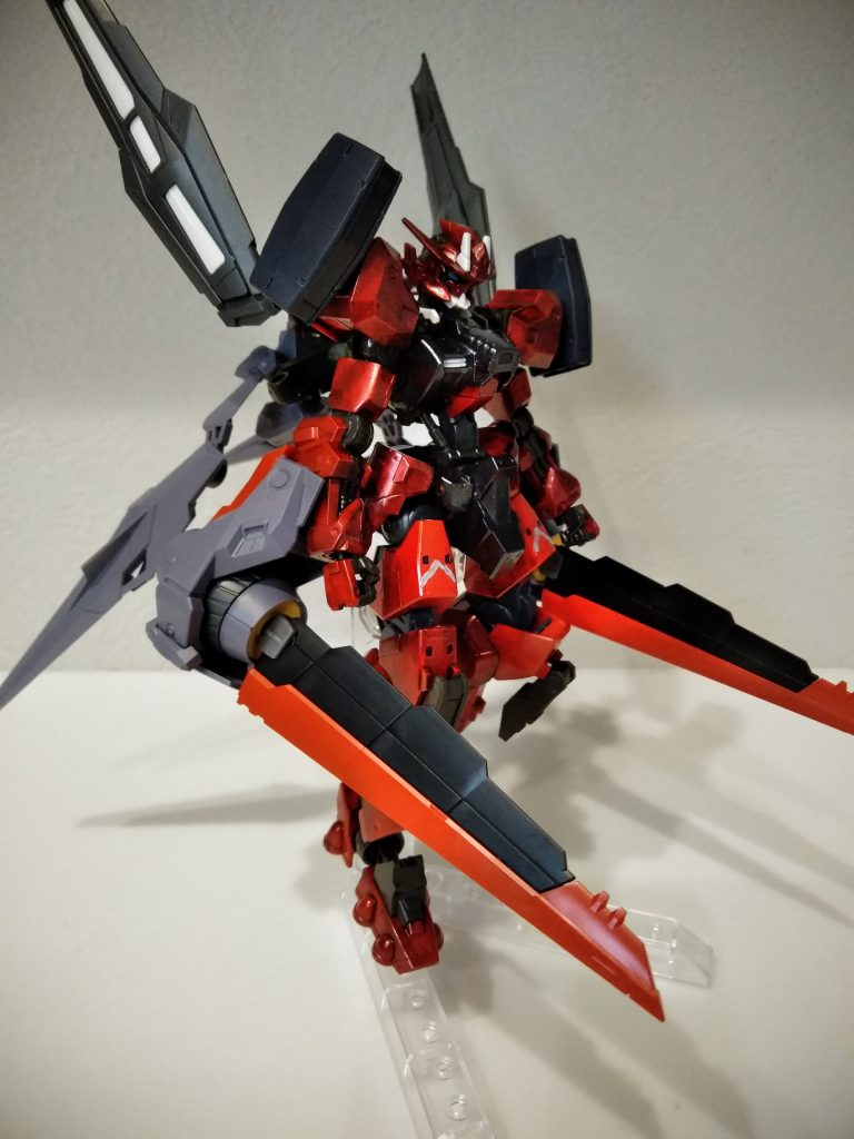 ブーストスラッシャー腰部ウイングをブースターポッドに接続巨大実体剣となる！範囲は広く、軽量で取り回しがよくブースターによる加速で軽量ながら威力を発揮する！