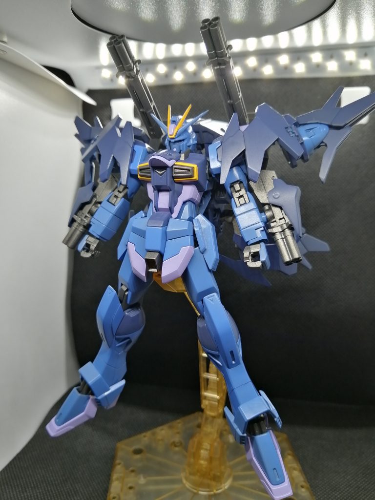 ダブルオースカイと同じ配置。クローク部分をダブルオースカイのビームサーベルに付属のウイングを接着して延長しています。