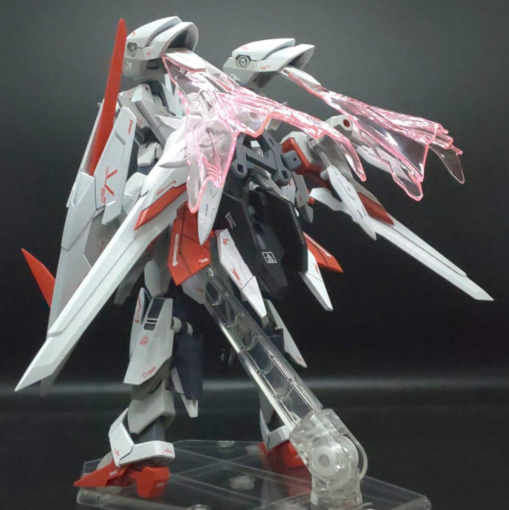 両肩から発振するビームマントは、防御シールドとしての効果もある推進装置です。最大出力時には、このビームマントが巨大なマント状に拡がり強力な磁場を形成し、あらゆるものを跳ね退ける防御壁になります。背面には、スタビライザーの役目を兼ねたアル=ナスルを装備しています。