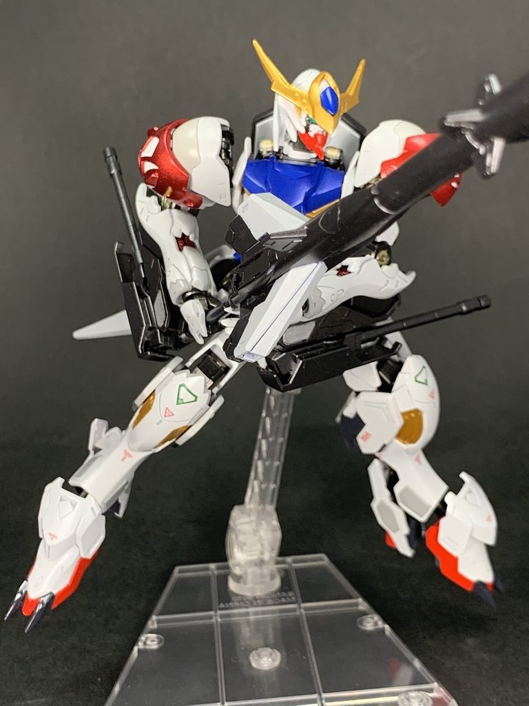 以前買った鉄火団コンプリートセットに付属した対艦ランスメイス製作中に買ってたことを思い出して急遽塗装したのでゲート処理とか合わせ目消しとかしていません。こうして見ると結構目立ちますね・・・ｗ