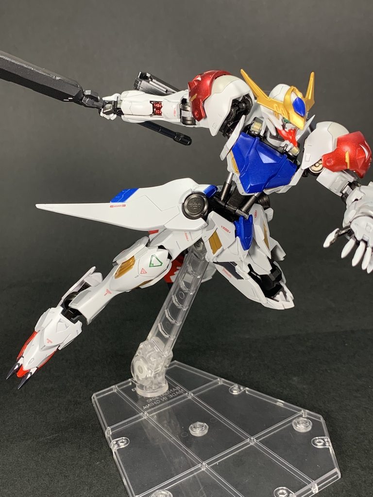 個人的にバルバトスシリーズの中で一番好きなルプス。バルバトス系といえばウェザリングが似合う機体だと思いますが以前第四形態とルプスレクスをウェザリングで作ったことがあったというのと、ルプスレクスがメタルロボット魂で出たということもあり、今回初めてのパール塗装を含めたメタリック塗装をメインにした仕上げにしてみました。普段やらないマスキングにめちゃくちゃ手こずったのでよく見ると粗がありますがまぁ完成したのでヨシ！