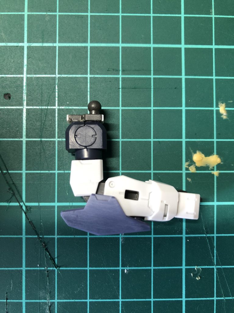 肩パーツをバックパックに接続するパーツがやたらと外れるので切り取り、肩に貼り付けました。