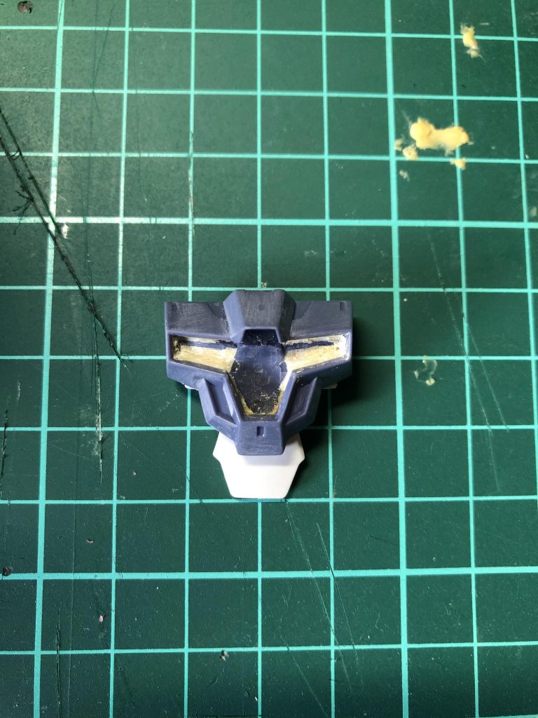 胸部装甲は完全にパテで埋め固定化しました。リライジングガンダムにするには、もう１キット買わなくてはなりません。。。