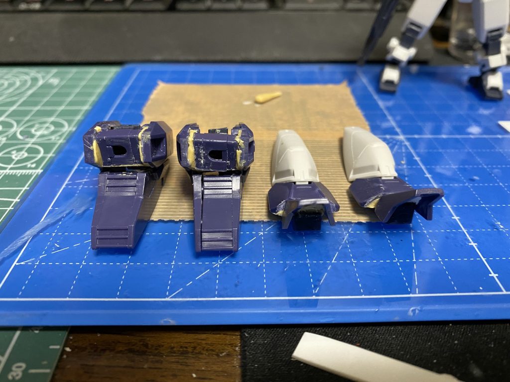 制作途中の写真はこれだけでした\(^o^)/中をくり抜き、足の接続部を移植する形を取りました。合わせて脛のパーツを不自然にならないように短縮してあります。