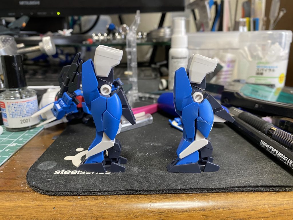 左が短縮前、右が短縮後です。主に太腿～足首までを短縮しています。太腿のパーツは短縮した後にスジ彫りしてあります。 