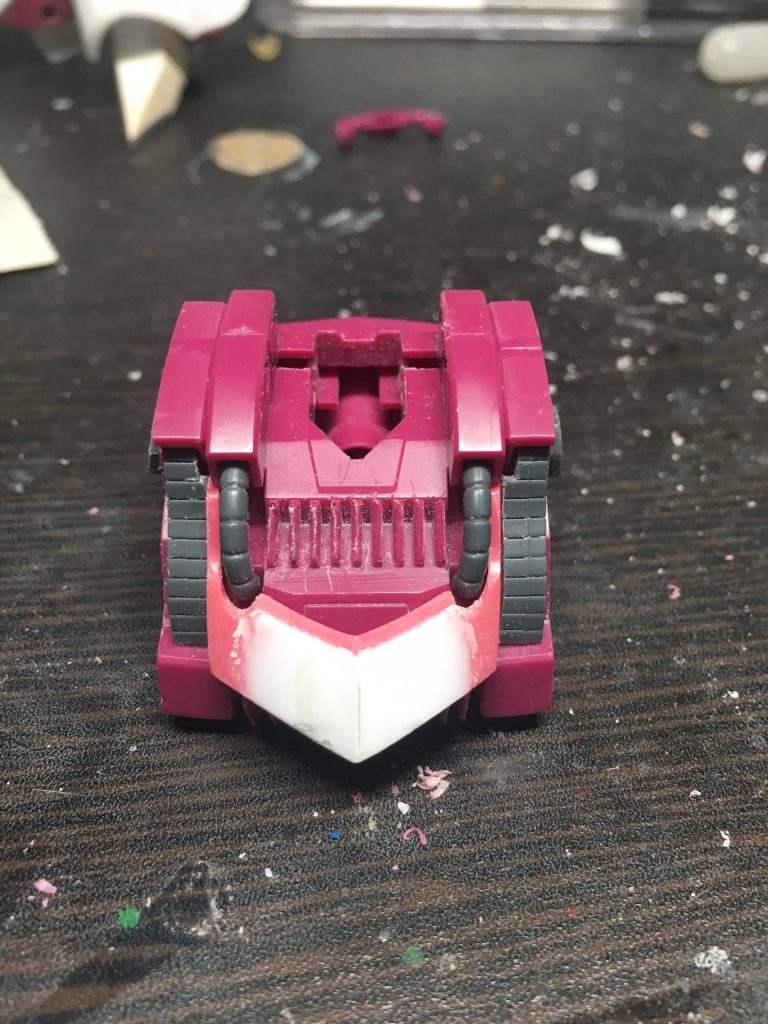 胸元も大きくしてます