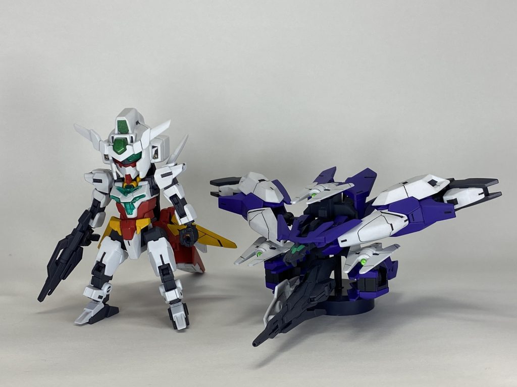 コアガンダムⅡとウラヌスアーマーを並べて。レンズ部分はWAVEのH・アイズ1[グリーン]の裏をシルバーで塗装したものを接着しています。ぴったりサイズですが、ぽろっと落ちる事もあるので瞬着で接着してあります。レッグセンサービットにも同じようにしてあります。 