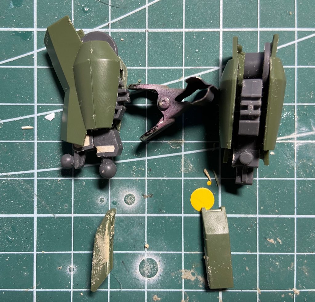 ふくらはぎパーツは前後一体化されていたのでバラしました。