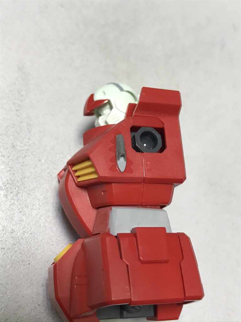 胸の横にあるバーニアらしきものはウエーブのディテールアップパーツとプラ板で作りなおしています。