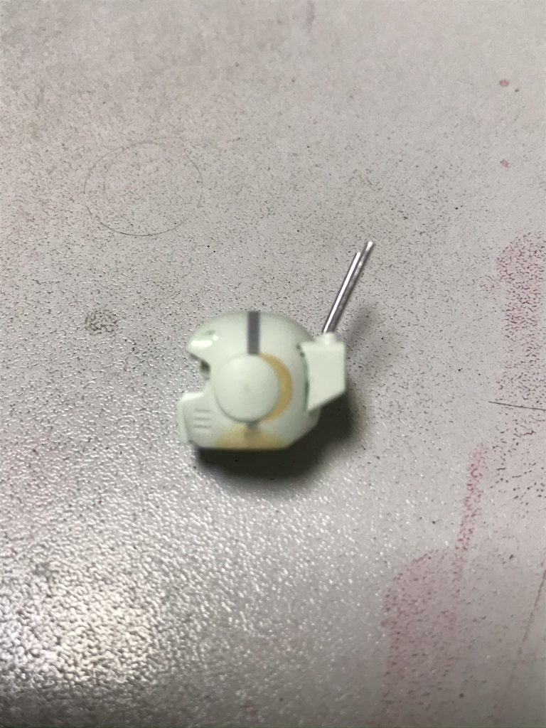 頭を1ミリプラ板で前後に延長。正面から見たときに真ん丸に見えるので、側面下部にエポパテを盛ってやや垂直にラインを変更。アンテナはアルミ線に変更しました。