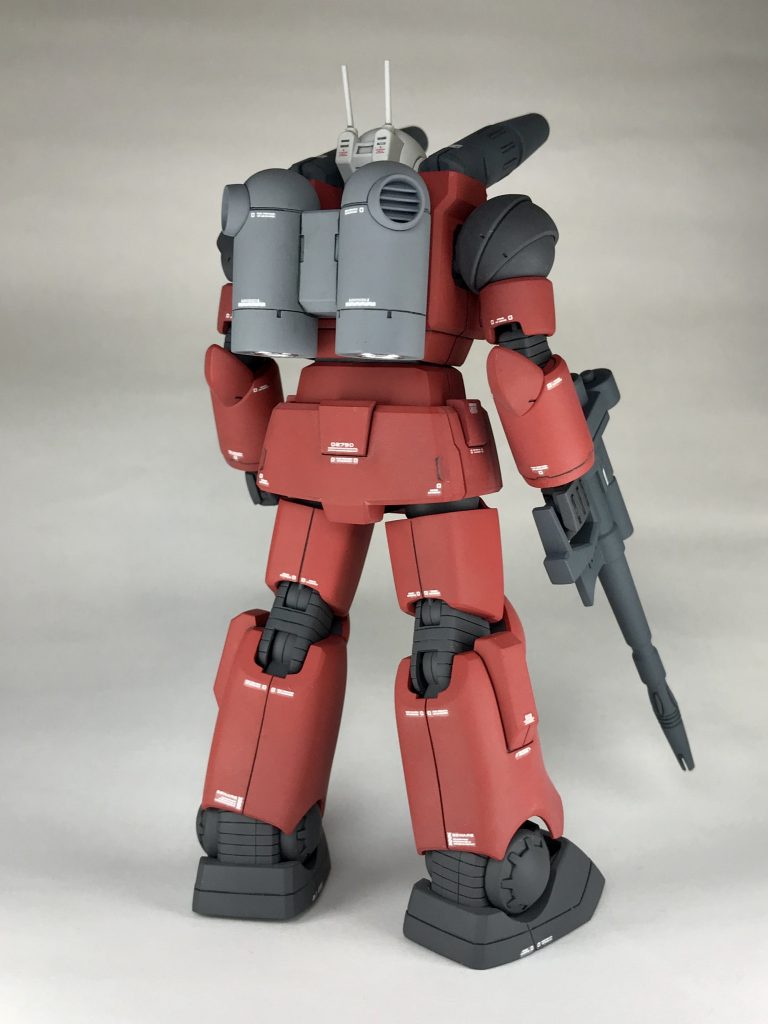 チラッと見えているバーニアも4アーティストマーカーで塗装。モモの付け根にあるボール状のフレーム部分はキット本来の付け方とは左右逆に付けました。こうすることで足の接続位置が前寄りになるので綺麗なS字立ちができるようになります。塗装はアクリジョンベースカラーで下地を作りファレホで塗装しています。