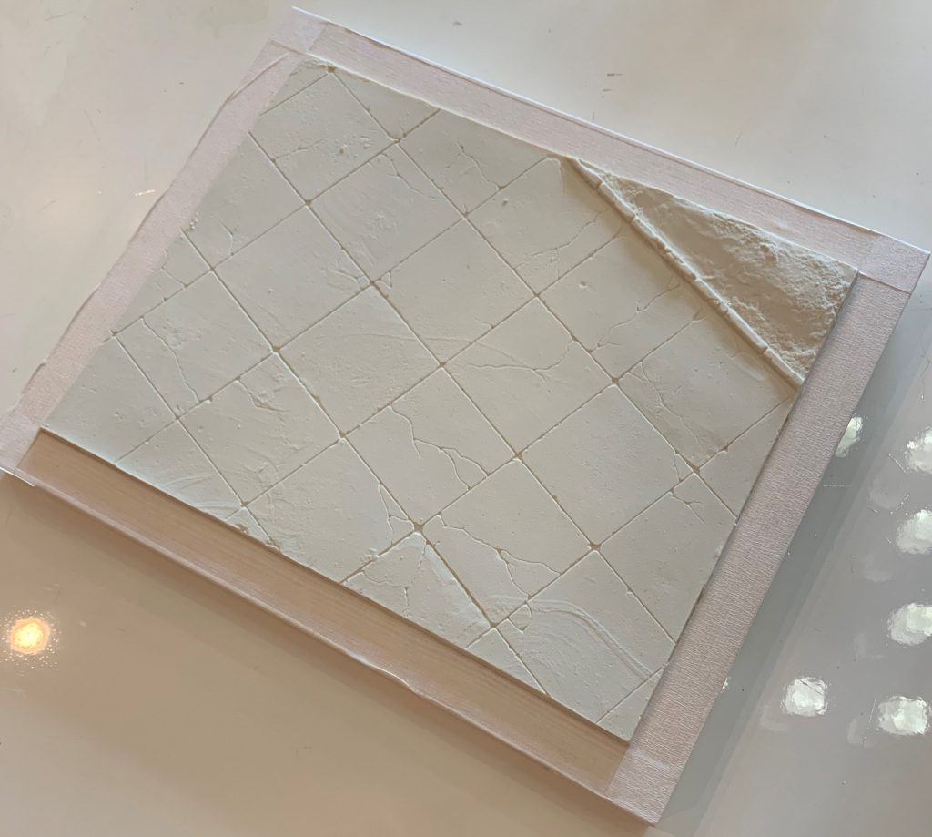 ジオラマ台は未塗装の半完成品を入手し、自前で塗装&ウェザリングしました。初めて地面塗りましたが、楽しく作れました。