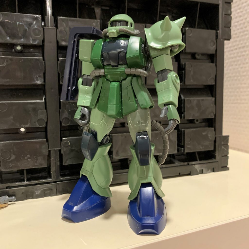 一通り工作が終わって組み上げてみた段階です。両肩のアーマー、二の腕&肘関節、手首足首以外の外装部品は08ザクのままです。それなりの純度をキープできたかなと思います。スパイクアーマーは外側に出過ぎ&接続部が見え過ぎなのがよろしくないので、要改善ポイントです(最終的にこの時点よりは内側に来るよう調整済ですが)。いつもは仮組みの時点では特に何も感動はありませんが、今回は完全手探りでのミキシングだったので、とりあえず五体満足で立った時の安堵感と達成感は大きかったです。