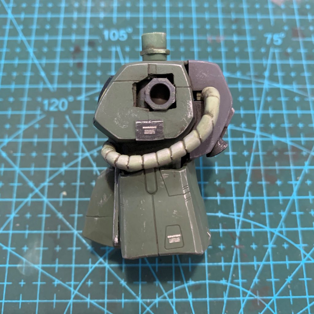 胴体は腕付け根にオリジンザク接続部を移植しました。あまり見えないからって胴体穴の加工が雑過ぎですね(ちなみに左右で穴形状全然違います)。こういうところに性格出ますよね(苦笑)ここは同等構造でPCカバーが付く、HGUCザクマリナーや高機動型ザク、F2ザク系列の方がより仕上がりが良くなると思いました。